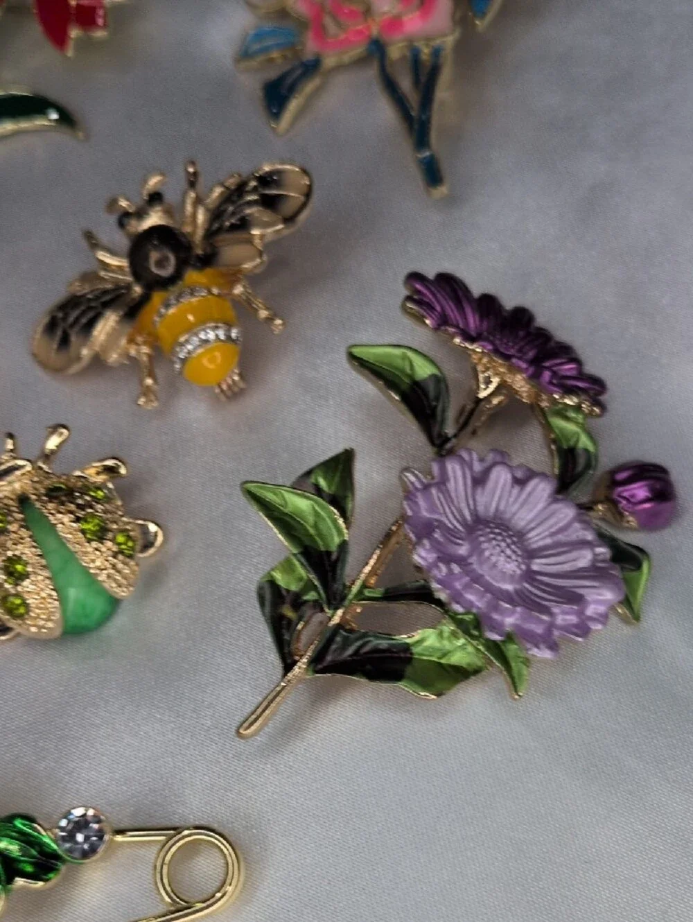 Lot of 12 Contemporary Floral Enamel Brooches Bee Ladybug Pansy Hydrangea Pin